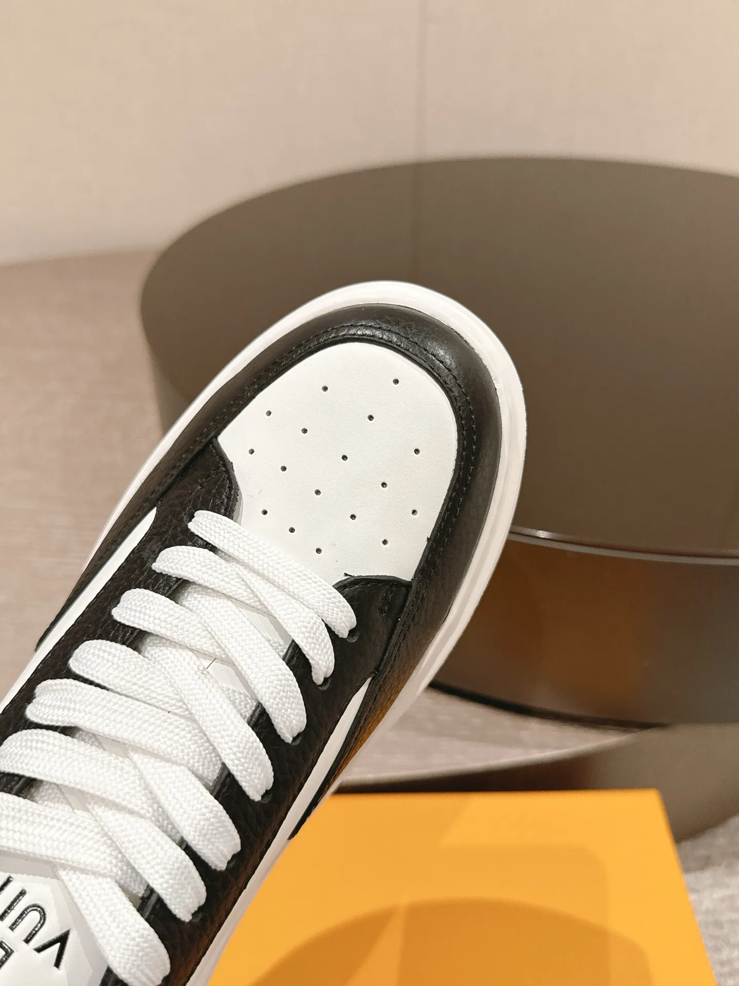 👟👟Ex-factory price 680👟👟 LV25 new style white shoes, best-selling model in the counter window, very three-dimensional and beautiful! Personalized printing, three-dimensional printed cowhide fabric...cowhide feet...original 4cm thick sole...Logo hot stamping, matching packaging, code number: 37-44 (45 customized, non-refundable)